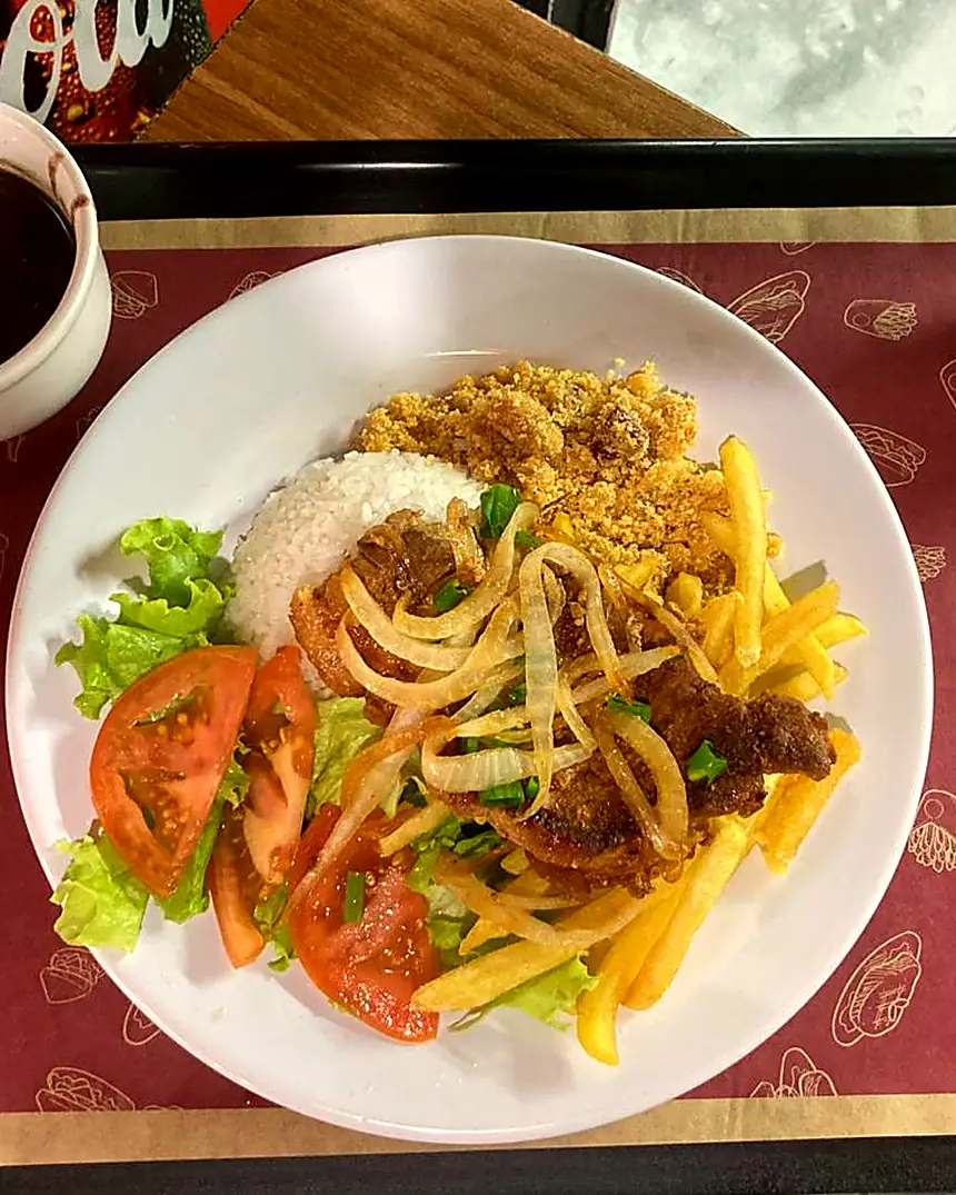 Prato de bife acebolado