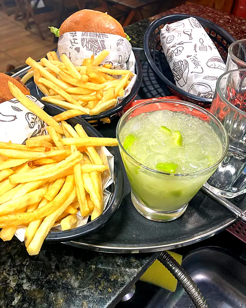 Hambúrgueres com fritas