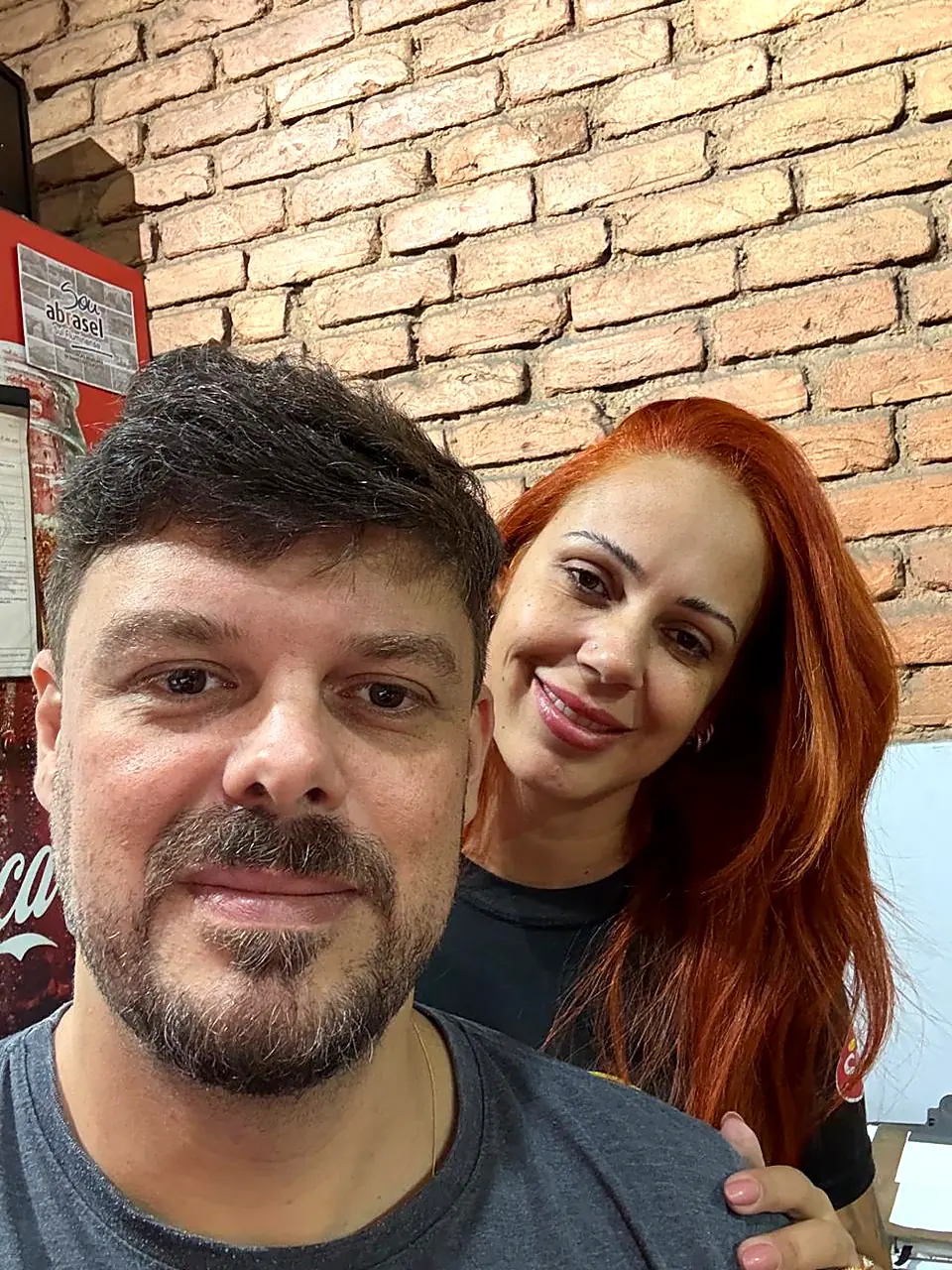 Os donos do Don Giovanni no salão da loja