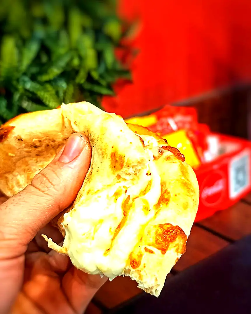 Esfiha de queijo aberta