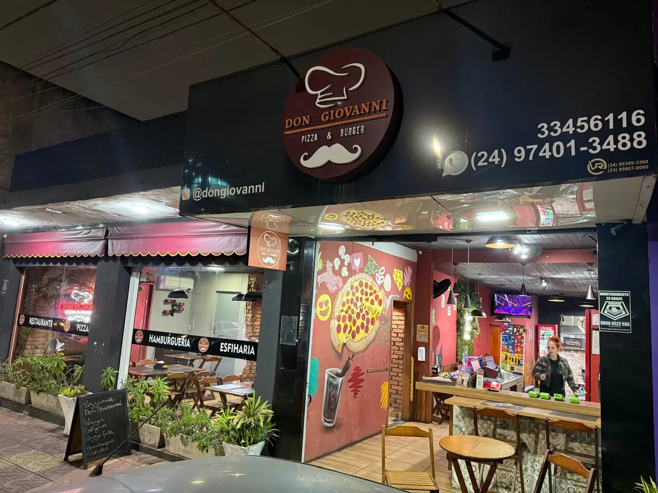 Fachada do Don Giovanni à noite