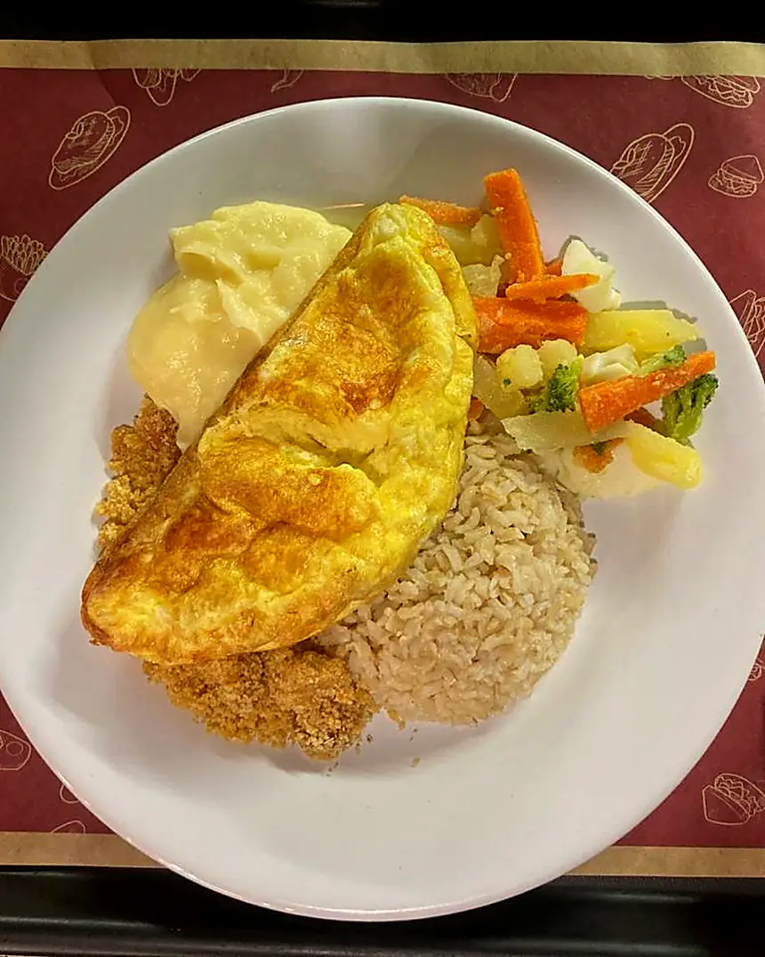 Prato de omelete com legumes